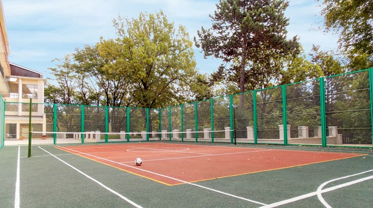 Теннисный корт на территории санатория «Центросоюз-Кисловодск»  