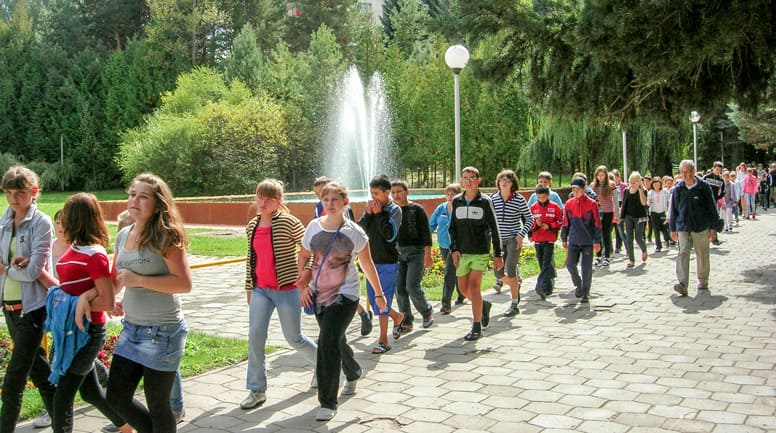 Дети из оздоровительного лагеря Кисловодского санатория Пикет на прогулке