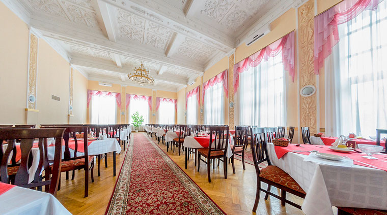 Большой обеденный зал в санатории Москва Кисловодск 