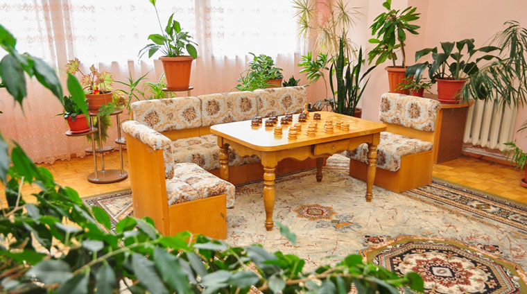 Холл с шахматным столом в корпусе №2 санатория Нарзан Кисловодск