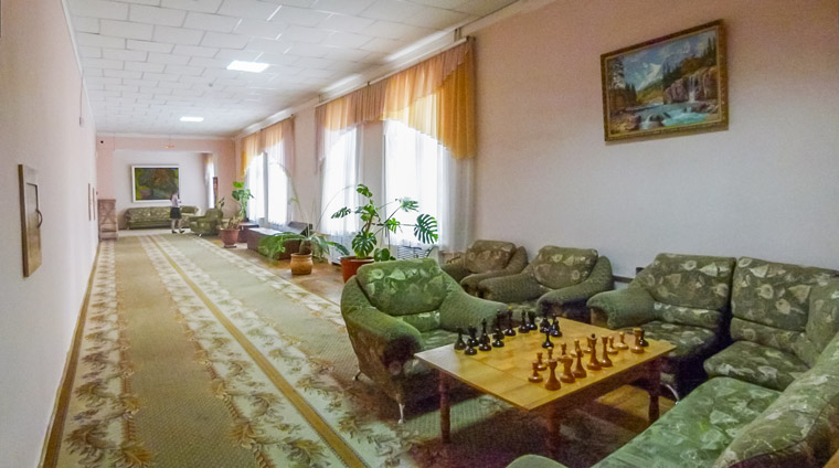 Шахматный стол в холле в корпуса №1 санатория Нарзан Кисловодск