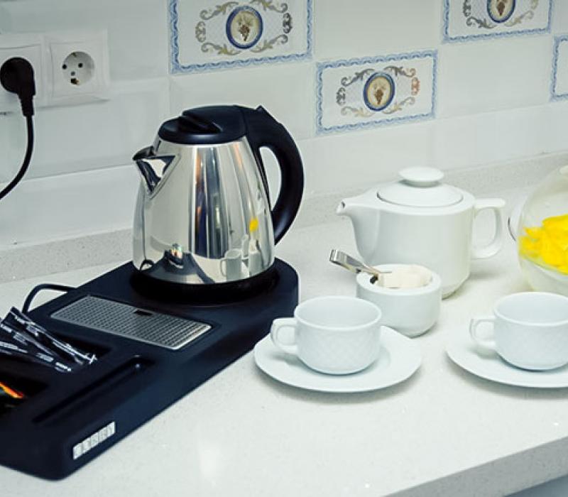Чайный сет (чай, кофе, сахар), электрочайник в номере 2 местный 3 комнатный Серебряный Люкс санатория Целебный Нарзан в Кисловодске