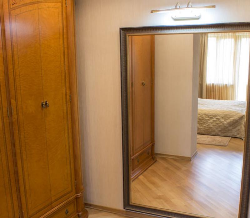 Прихожая со шкафом для одежды в 2 местных 2 комнатных Апартаментах в санатории Целебный Нарзан. Кисловодск