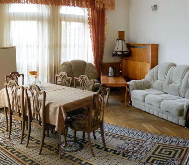 Столовая зона в гостиной 2 местного 2 комнатного Люкса в санатории Орджоникидзе. Кисловодск