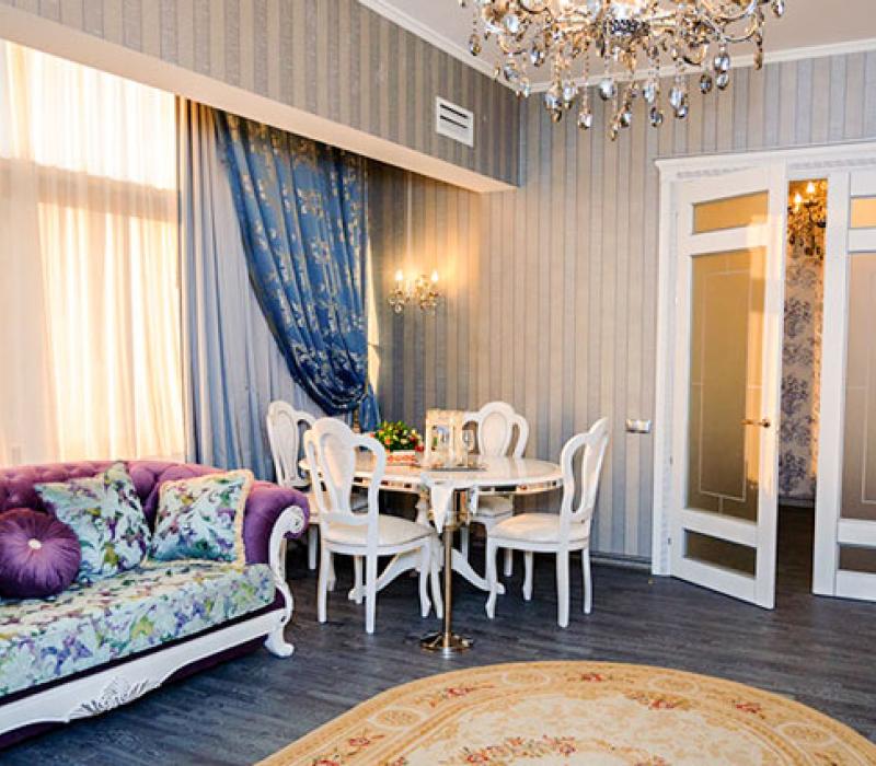 Интерьер гостиной в 2 местном 3 комнатном Серебряном Люксе санатория Целебный Нарзан в Кисловодске
