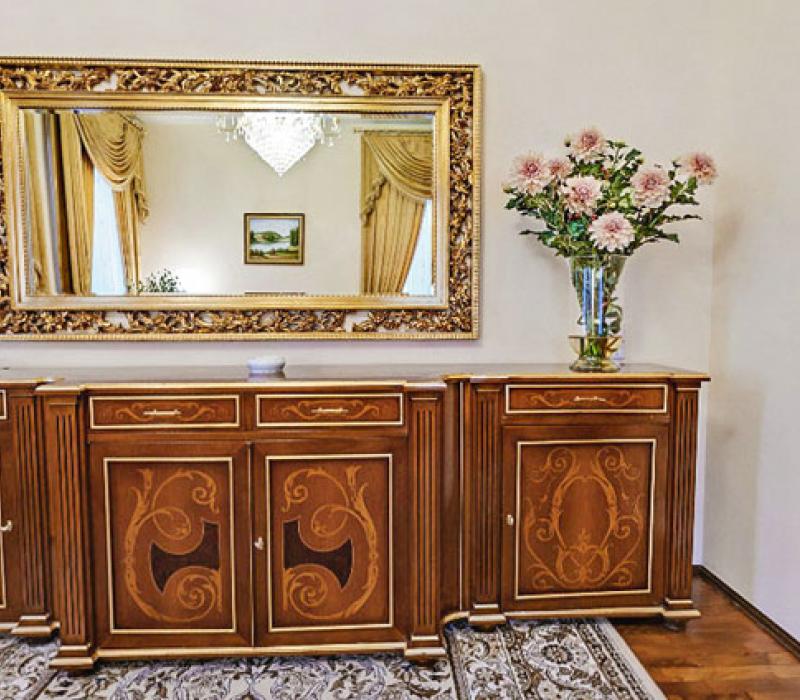 Комод и зеркало в гостиной 2 местного 2 комнатного Люкса № 3, Корпус №5 санатория Долина Нарзанов в Кисловодске