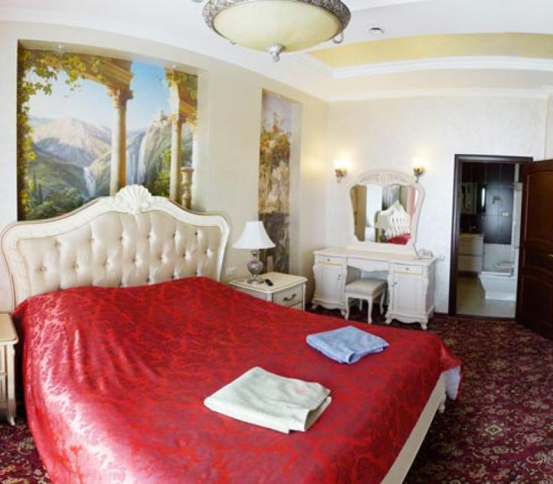 Интерьер спальной комнаты в 2 местных 3 комнатных Апартаментах Королевских санатория Центросоюз в Кисловодске
