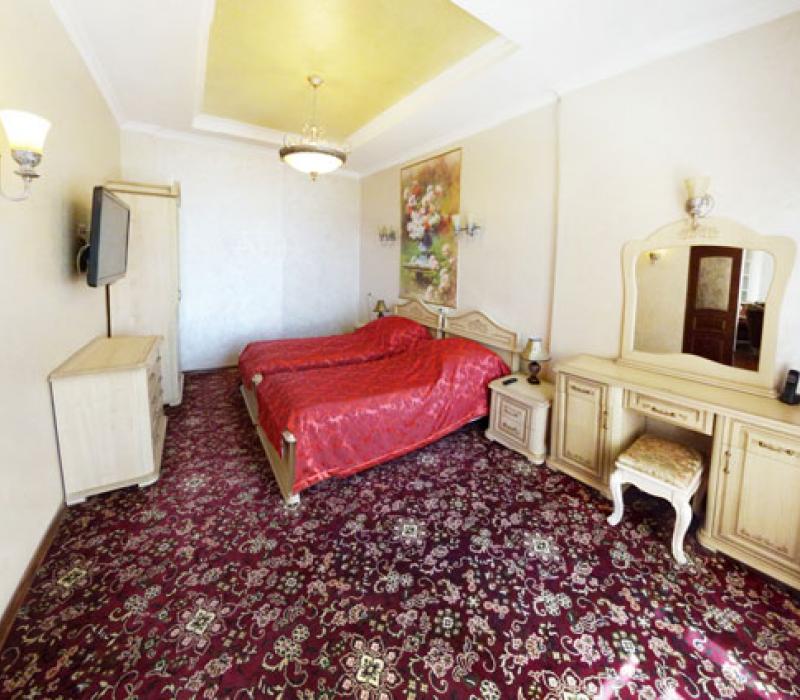 Спальня с двумя раздельными кроватями в 2 местных 3 комнатных Апартаментах Королевских санатория Центросоюз в Кисловодске