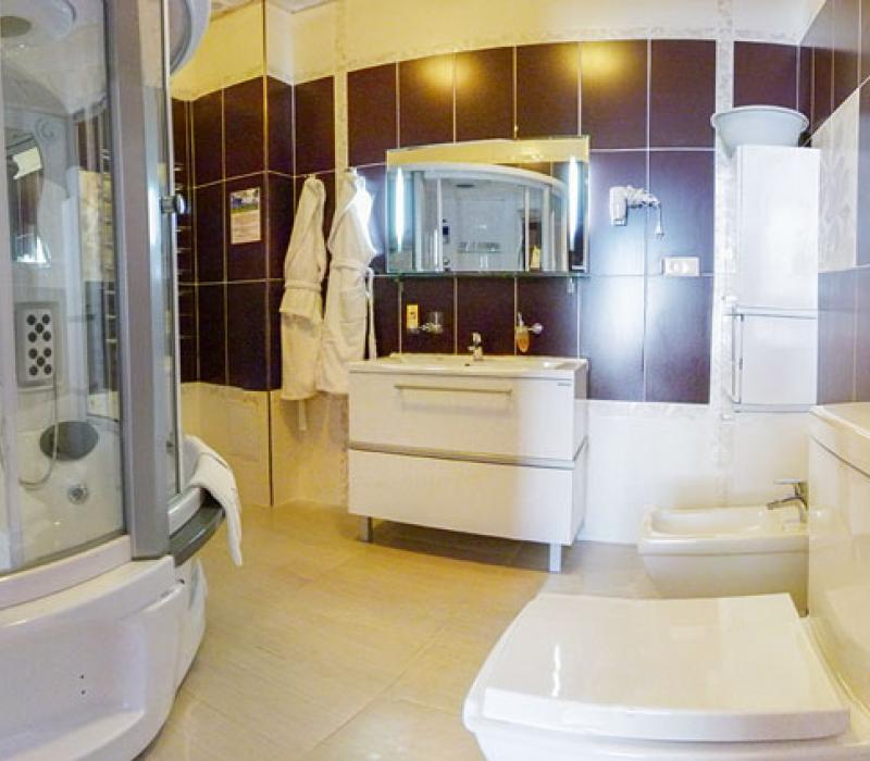 Совмещенный санузел с душевой кабиной номера 2 местные 3 комнатные Апартаменты Королевские в санатории Центросоюз-Кисловодск