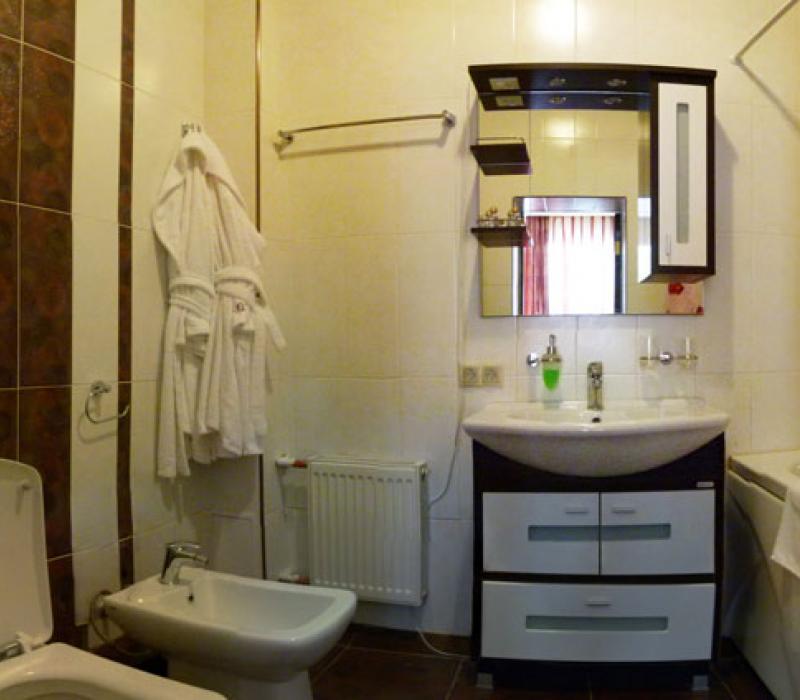 Ванная комната номера 2 местные 3 комнатные Апартаменты в санатории Центросоюз-Кисловодск