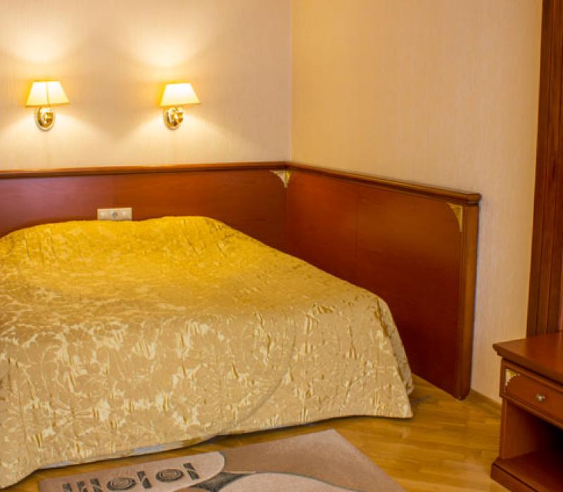 Спальня (альков) в 2 местном 1,5 комнатном Де Люксе в санатории Целебный Нарзан. Кисловодск
