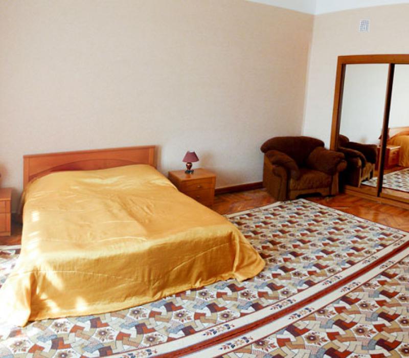 Спальня 2 местного 2 комнатного Люкса санатория Орджоникидзе в Кисловодске