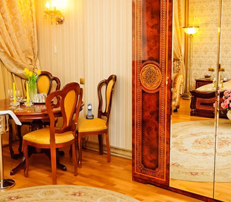 Обеденный стол в 2 местном 1 комнатном Студия Люксе санатория Целебный Нарзан в Кисловодске