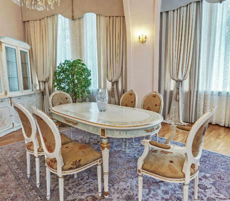 Обеденная зона в гостиной номера 2 местные 2 комнатные Апартаменты, VIP-корпус «Белая Вилла» № 103,203 в санатории Долина Нарзанов Кисловодска