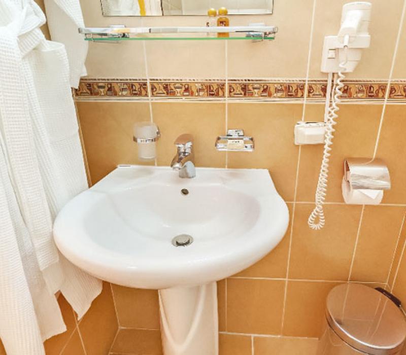 Раковина для умывания в ванной комнате номера 1 местный 1 комнатный Стандарт без балкона санатория Долина Нарзанов в Кисловодске