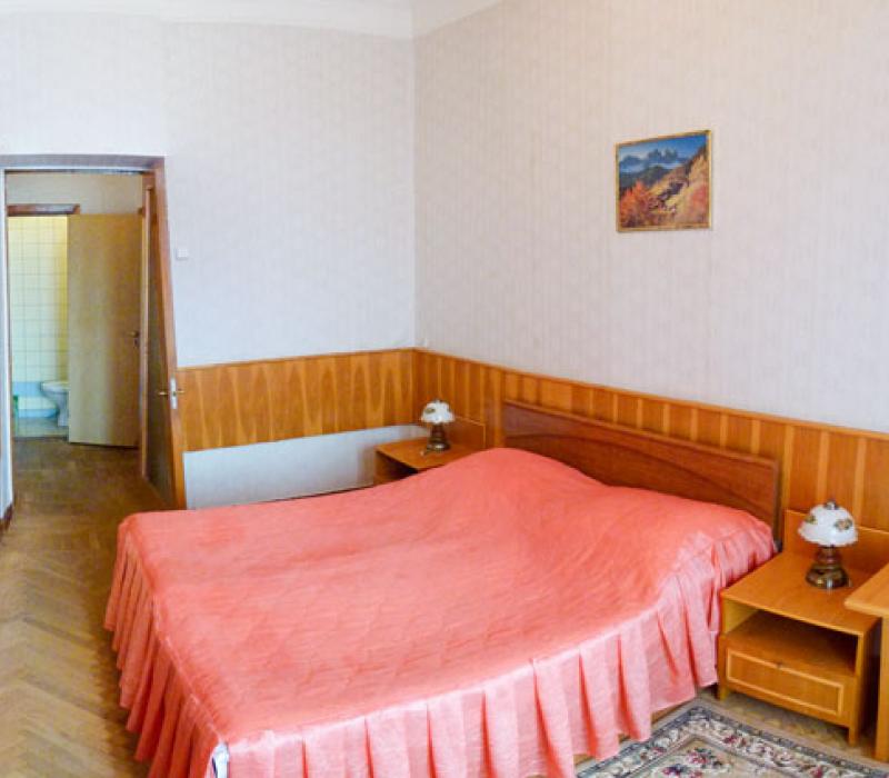 Кровать в спальне 2 местного 2 комнатного Люкса санатория Орджоникидзе в Кисловодске