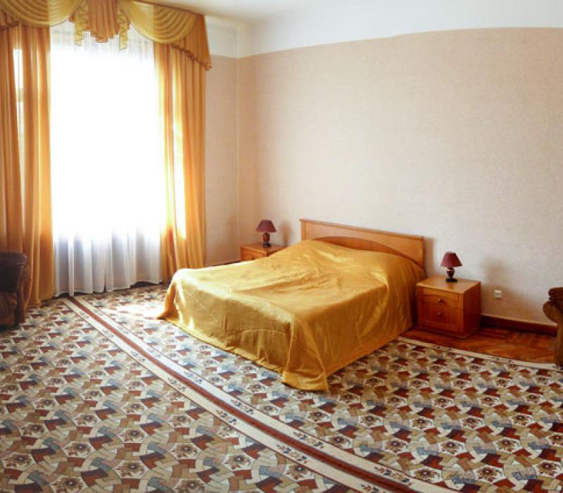 Интерьер спальни 2 местного 2 комнатного Люкса санатория Орджоникидзе в Кисловодске