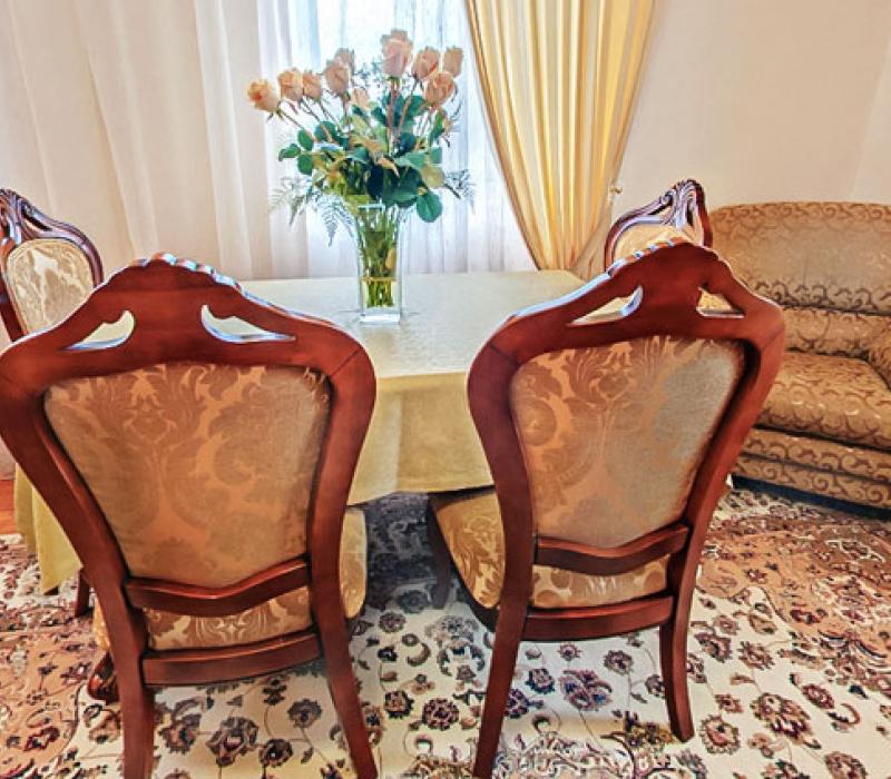 Обеденный стол и стулья в гостиной 2 местного 2 комнатного Полулюкса санатория Долина Нарзанов. Кисловодск