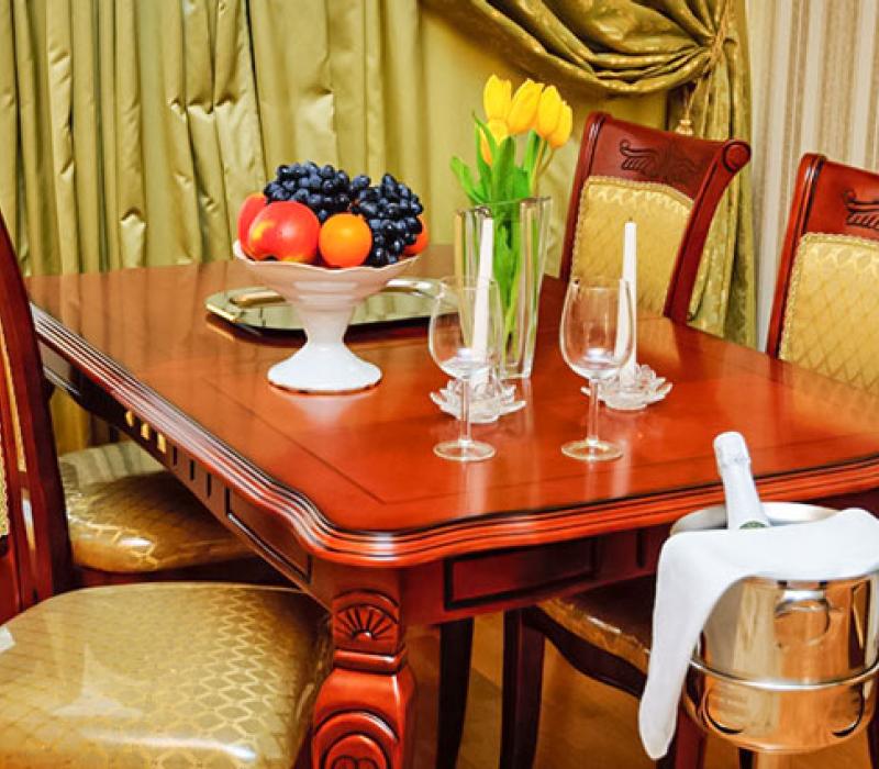 Обеденный стол в гостиной 2 местного 2 комнатного Синдика Люкса санатория Целебный Нарзан в Кисловодске
