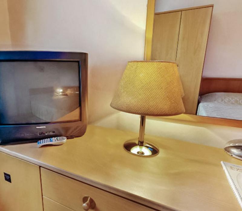 Телевизор в 1 местном 1 комнатном Комфорте с балконом санатория Долина Нарзанов. Кисловодск