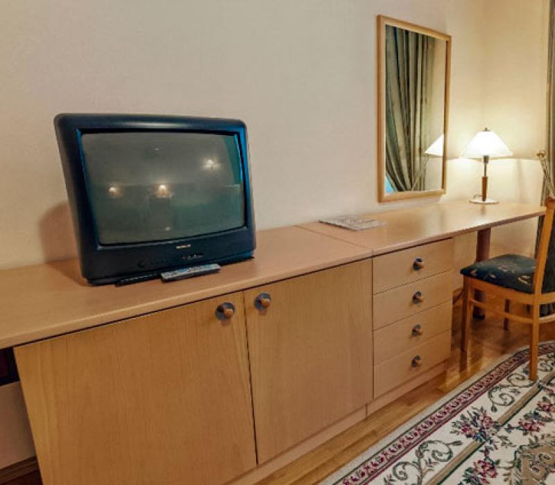 Телевизор в 2 местном 1 комнатном Комфорте с балконом в санатории Долина Нарзанов Кисловодска
