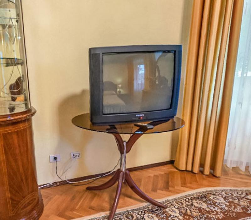 Телевизор в 2 местном 1 комнатном Люксе Гемо VIP №6, Корпус №5 санатория Долина Нарзанов в Кисловодске