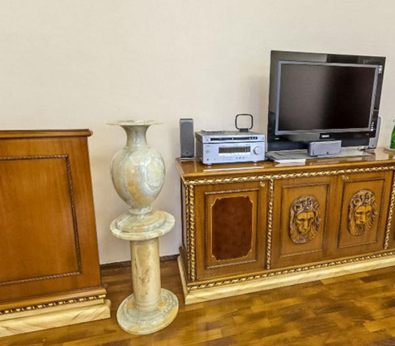Телевизор в гостиной 2 местных 2 комнатных Апартаментах Гемо VIP №1, Корпус №5 в санатории Долина Нарзанов Кисловодска