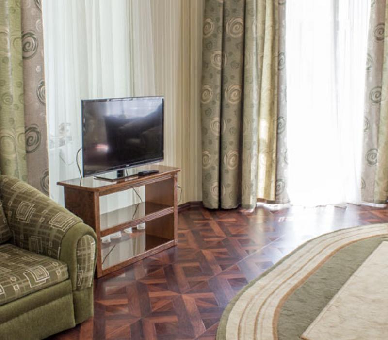Телевизор в гостиной 2 местного 3 комнатного Люкса, Корпус №1 «Центральный» санатория Нарзан Кисловодска