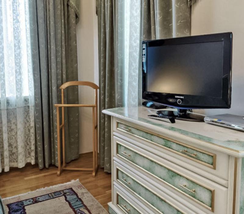 Телевизор в спальне 2 местных 2 комнатных Апартаментов, VIP-корпус «Белая Вилла» № 101,201,202 в санатории Долина Нарзанов. Кисловодск