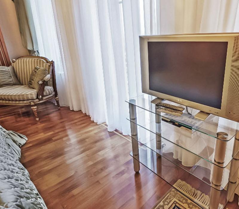 Телевизор в спальне 2 местных 2 комнатных Апартаментах Гемо VIP №1, Корпус №5 в санатории Долина Нарзанов Кисловодска
