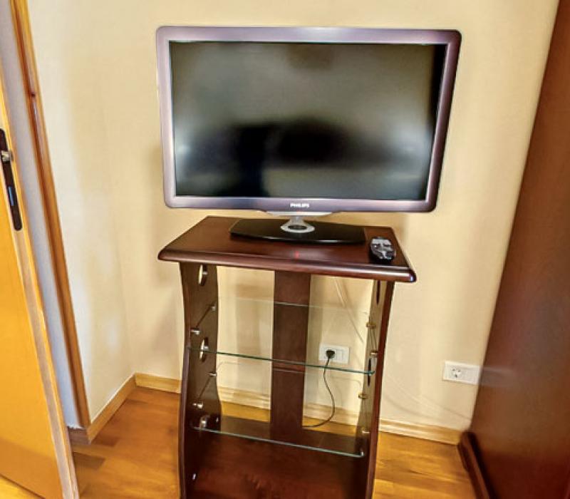 Телевизор в спальне номера 2 местные 2 комнатные Апартаменты №308, 408 в санатории Долина Нарзанов. Кисловодск