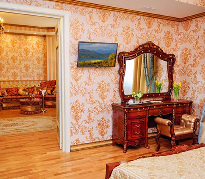 Телевизор и туалетный столик в 2 местном 2 комнатном Королевском Люксе санатория Целебный Нарзан в Кисловодске