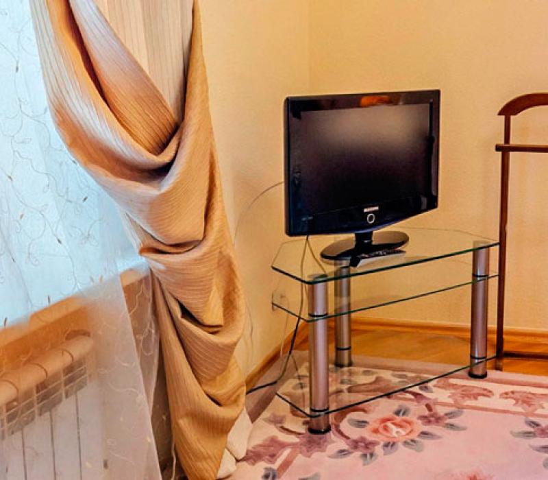Телевизор в спальне 2 местного 2 комнатного Люкса санатория Долина Нарзанов в Кисловодске