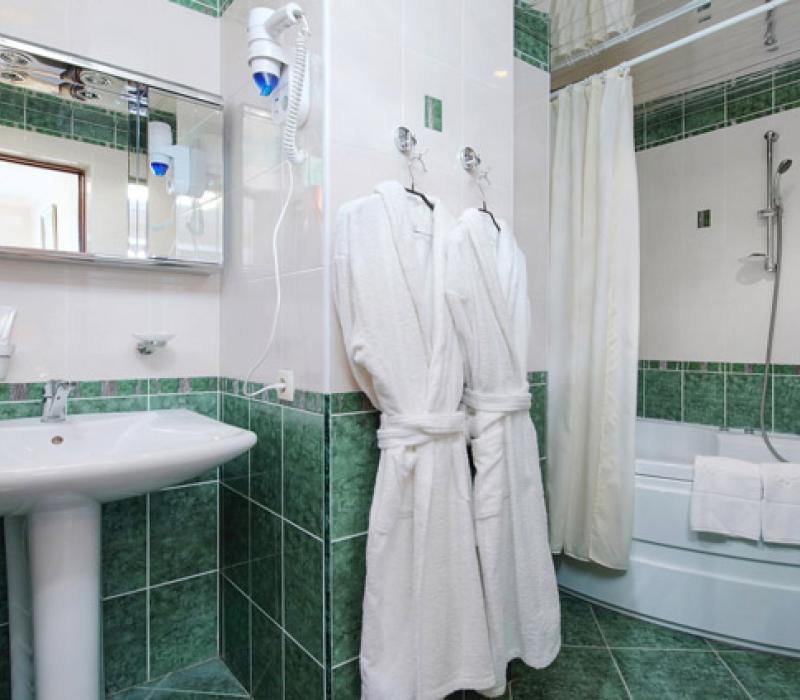 Совмещенный санузел с ванной в 2 местном 2 комнатном Люксе Повышенной Комфортности санатория Виктория в Кисловодске