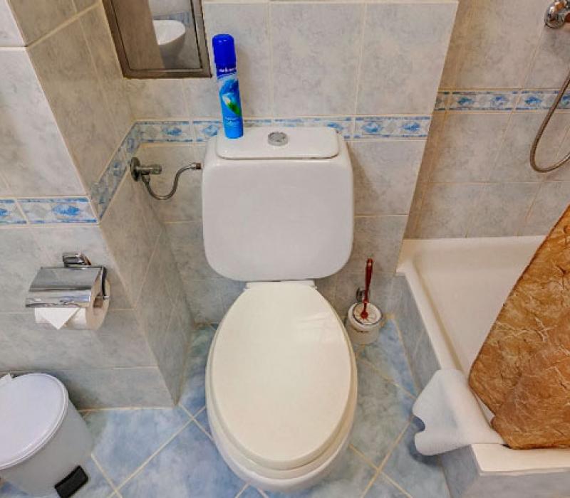 Ванная комната с душем-поддоном в 1 местном 1 комнатном Люксе №102/4 санатория Долина Нарзанов в Кисловодске