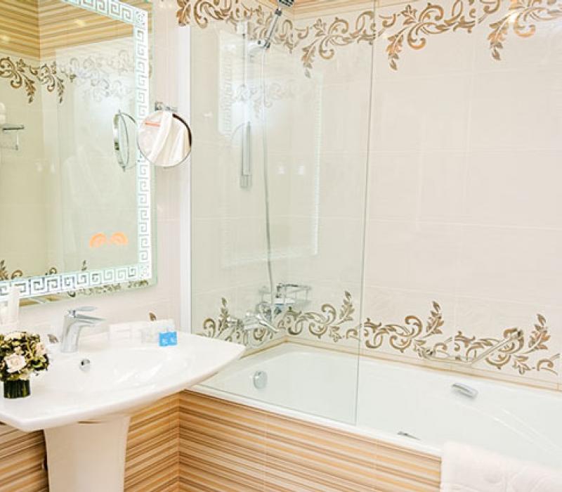 Совмещенный санузел с ванной в 2 местном 2 комнатном Синдика Люксе санатория Целебный Нарзан в Кисловодске