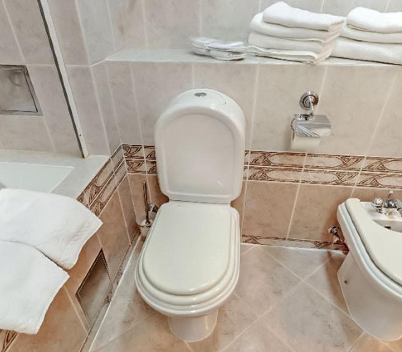 Оснащение ванной комнаты в 2 местном 3 комнатном Сьют №501 в санатории Долина Нарзанов Кисловодска