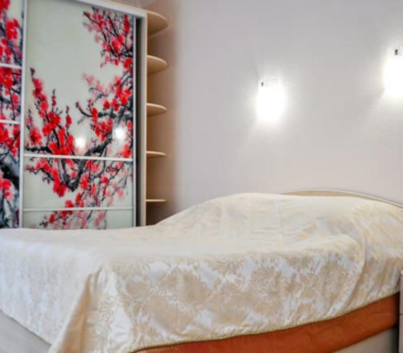 Оснащение спальной комнаты в 2 местном 2 комнатном Люксе без балкона санатория Родник в Кисловодске
