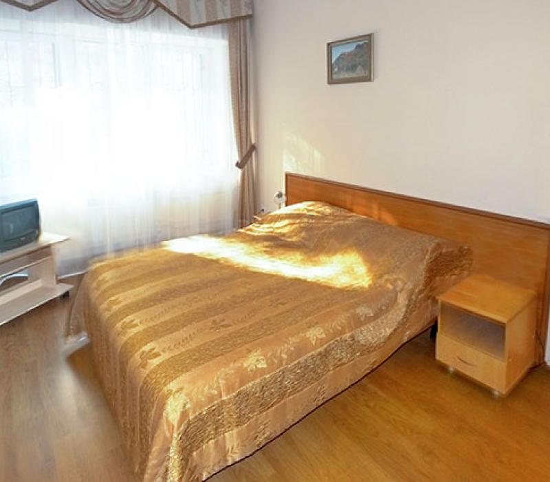 Спальня в 2 местном 2 комнатном Семейном без балкона санатория Родник в Кисловодске