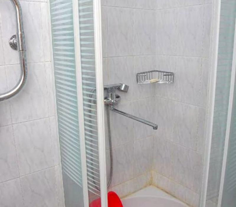 Совмещенный санузел с душем в 1 местном 1 комнатном 2 категории Стандарте, Корпус №1 «Центральный» санатория Нарзан в Кисловодске