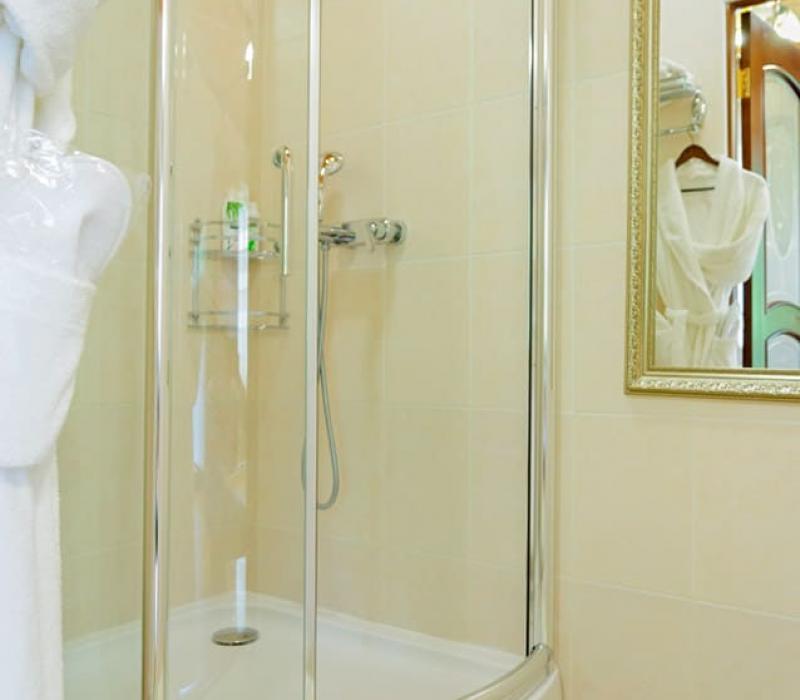 Ванная комната с душевой кабиной в 2 местном 2 комнатном Стандарте семейный на 4 этаже Главного корпуса санатория Вилла Арнест в Кисловодске