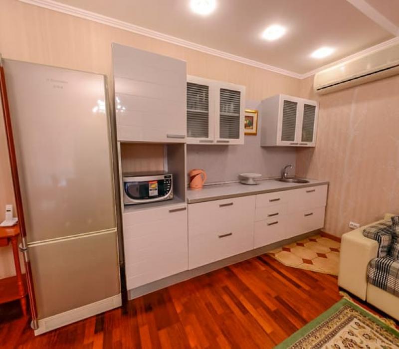 Кухонная зона в 2 местных 3 комнатных Апартаментах санатория Вилла Арнест. Кисловодск