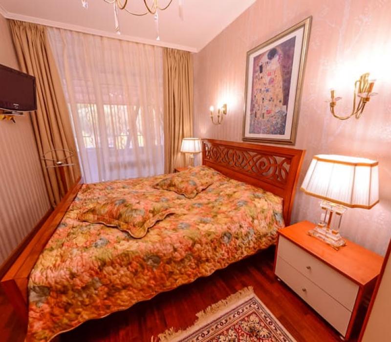 Спальня номера 2 местные 3 комнатные Апартаменты санатория Вилла Арнест в Кисловодске