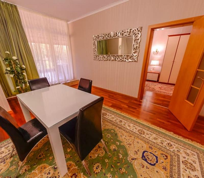 Обеденный стол и стулья в 2 местных 3 комнатных Апартаментах санатория Вилла Арнест. Кисловодск