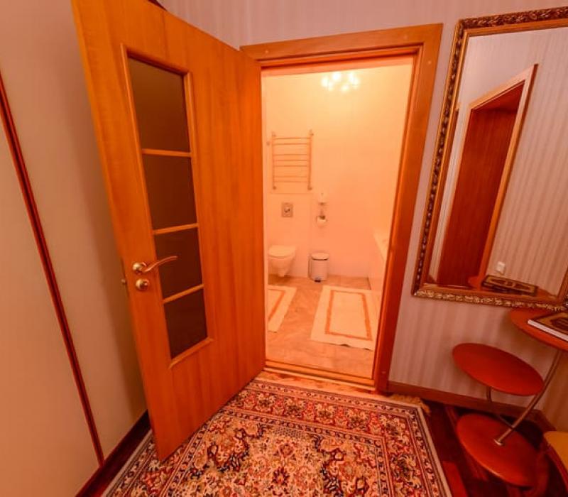 Вход в ванную комнату 2 местных 3 комнатных Апартаментов санатория Вилла Арнест. Кисловодск