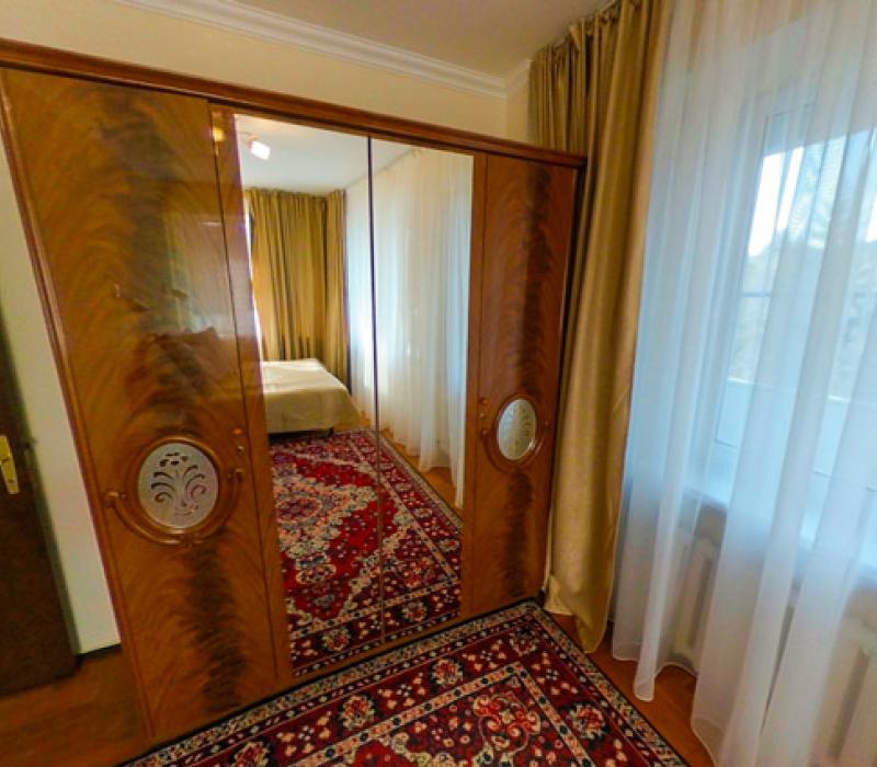 Шкаф в спальне 2 местного 3 комнатного Люкса (№ 71,81), Корпус 1 санатория Узбекистан. Кисловодск