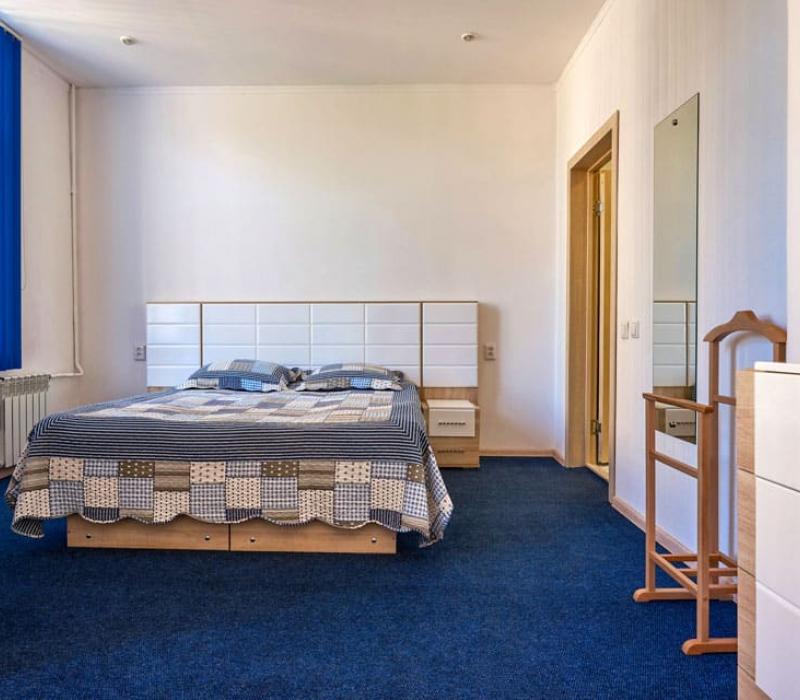 Общий вид спальни в номере 2 местный 2 комнатный Стандарт санатория Элорма в Кисловодске