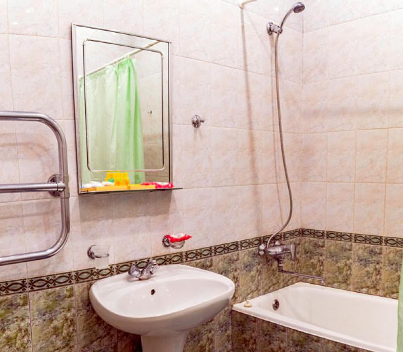 Совмещенный санузел с душем в 2 местном 1 комнатном Стандарте Центрального военного санатория в Кисловодске