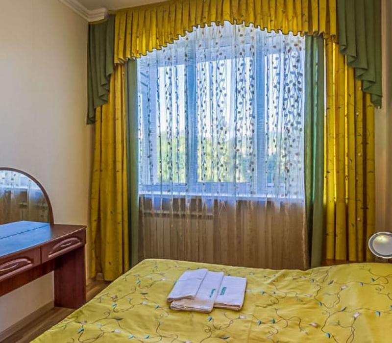 Оснащение спальни 2 местного 2 комнатного номера Люкс повышенной комфортности, Корпус 3 санатория Узбекистан в Кисловодске