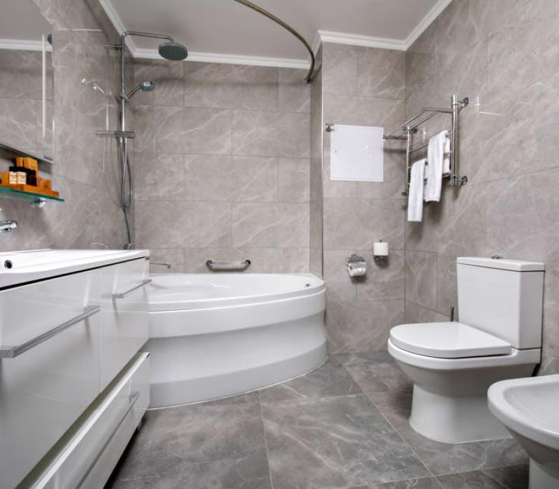Совмещенный санузел с душем в 2 местном 3 комнатном Апартаменте Арника Сюит санатория Арника. Кисловодск